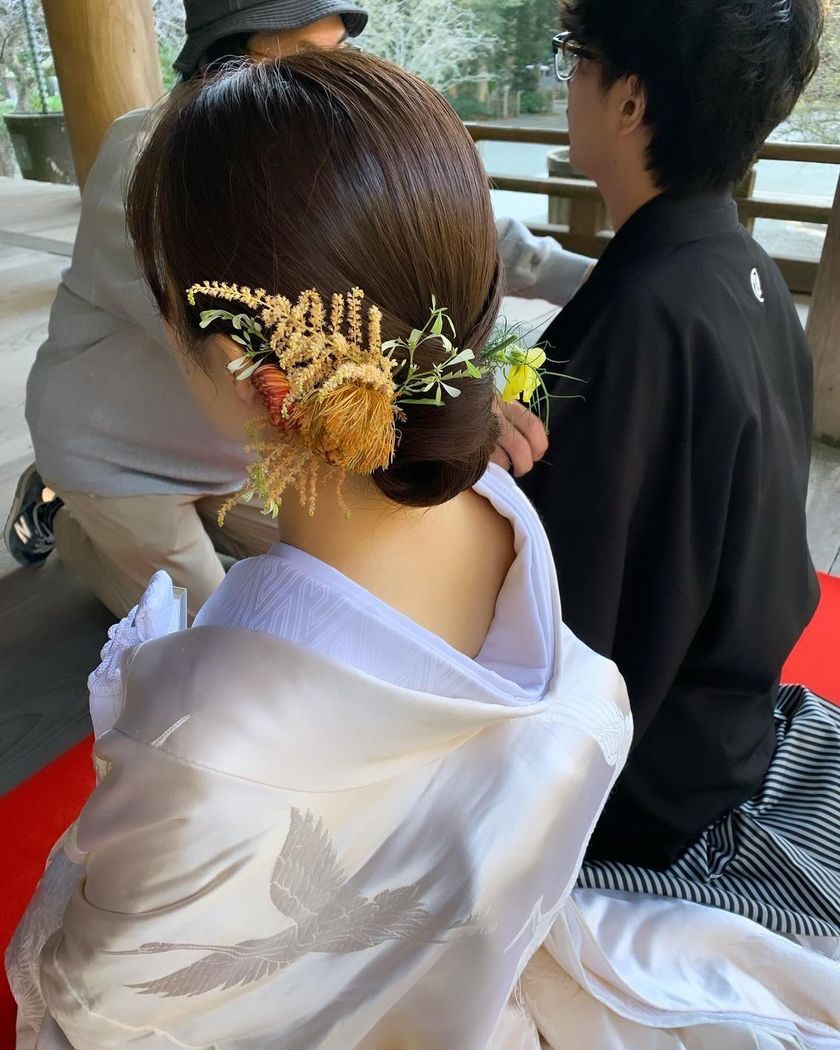 【画像50枚以上】ヘアメイクアーティストKyokoさんが作る♡「和装×生花×シニヨン」ヘアカタログにて紹介している画像