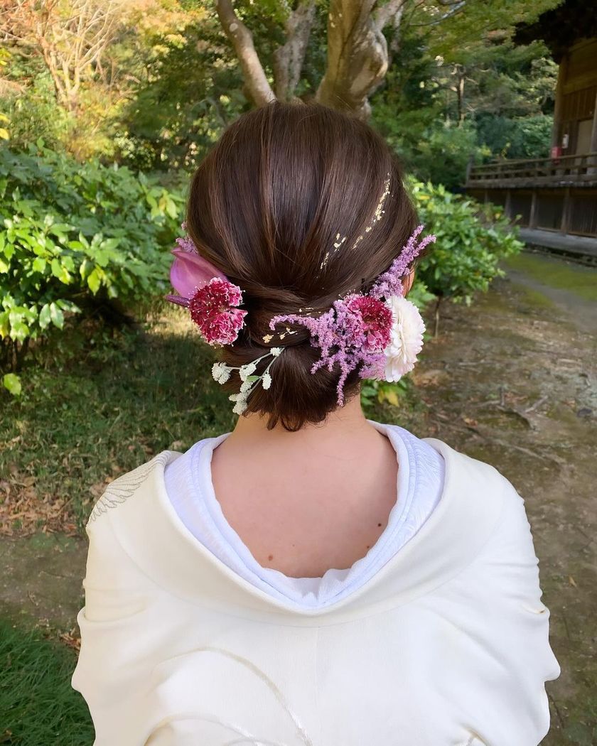 【画像50枚以上】ヘアメイクアーティストKyokoさんが作る♡「和装×生花×シニヨン」ヘアカタログにて紹介している画像