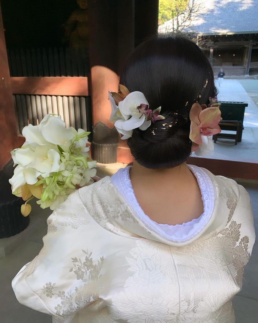 【画像50枚以上】ヘアメイクアーティストKyokoさんが作る♡「和装×生花×シニヨン」ヘアカタログにて紹介している画像