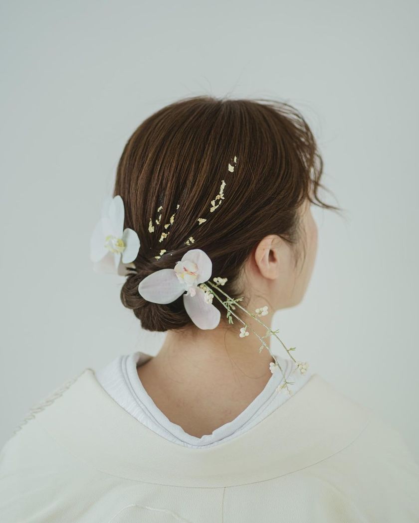 【画像50枚以上】ヘアメイクアーティストKyokoさんが作る♡「和装×生花×シニヨン」ヘアカタログにて紹介している画像