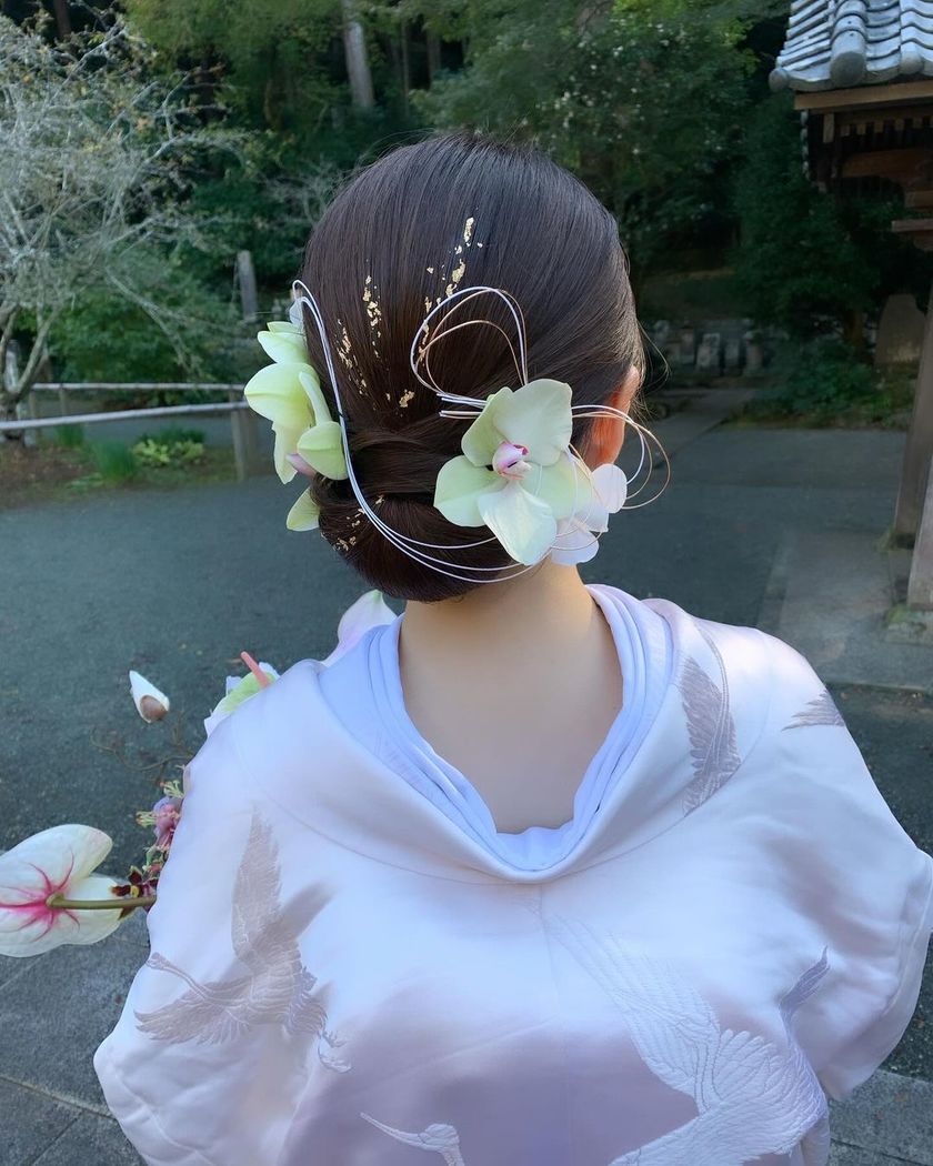 【画像50枚以上】ヘアメイクアーティストKyokoさんが作る♡「和装×生花×シニヨン」ヘアカタログにて紹介している画像