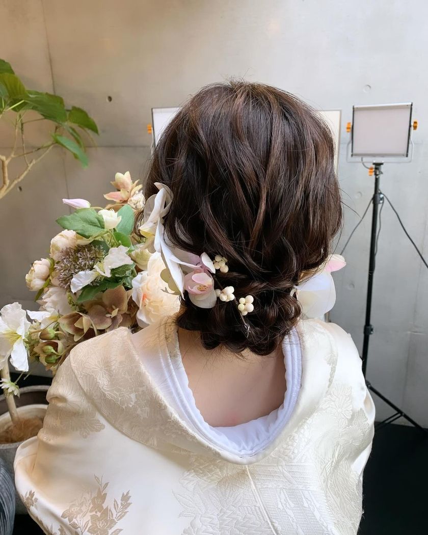 【画像50枚以上】ヘアメイクアーティストKyokoさんが作る♡「和装×生花×シニヨン」ヘアカタログにて紹介している画像