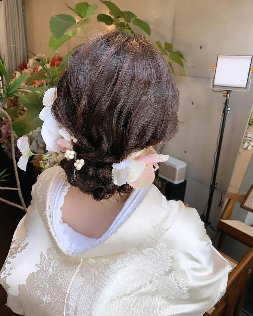 【画像50枚以上】ヘアメイクアーティストKyokoさんが作る♡「和装×生花×シニヨン」ヘアカタログにて紹介している画像