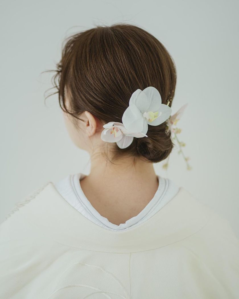 【画像50枚以上】ヘアメイクアーティストKyokoさんが作る♡「和装×生花×シニヨン」ヘアカタログにて紹介している画像