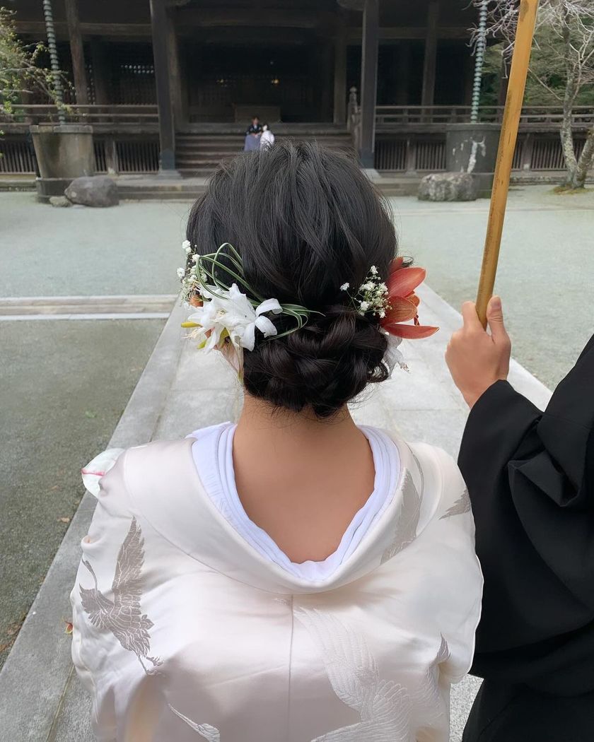 【画像50枚以上】ヘアメイクアーティストKyokoさんが作る♡「和装×生花×シニヨン」ヘアカタログにて紹介している画像