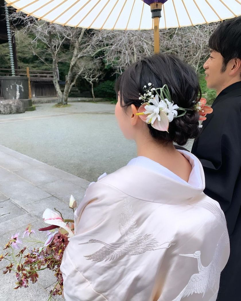 【画像50枚以上】ヘアメイクアーティストKyokoさんが作る♡「和装×生花×シニヨン」ヘアカタログにて紹介している画像