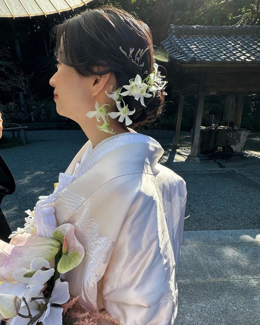 【画像50枚以上】ヘアメイクアーティストKyokoさんが作る♡「和装×生花×シニヨン」ヘアカタログにて紹介している画像