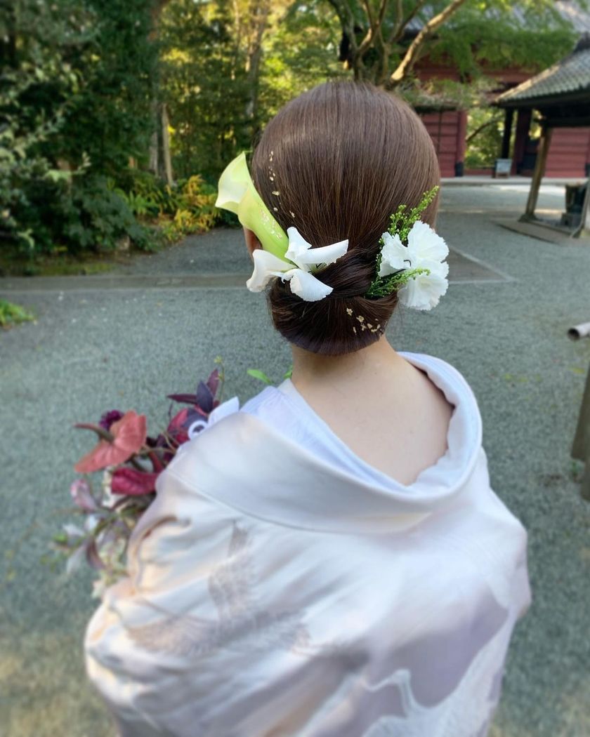 【画像50枚以上】ヘアメイクアーティストKyokoさんが作る♡「和装×生花×シニヨン」ヘアカタログにて紹介している画像