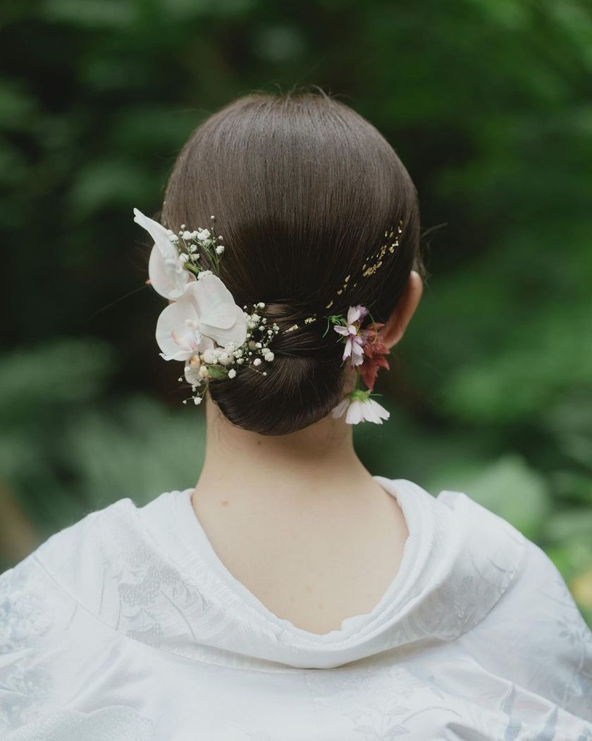 【画像50枚以上】ヘアメイクアーティストKyokoさんが作る♡「和装×生花×シニヨン」ヘアカタログにて紹介している画像
