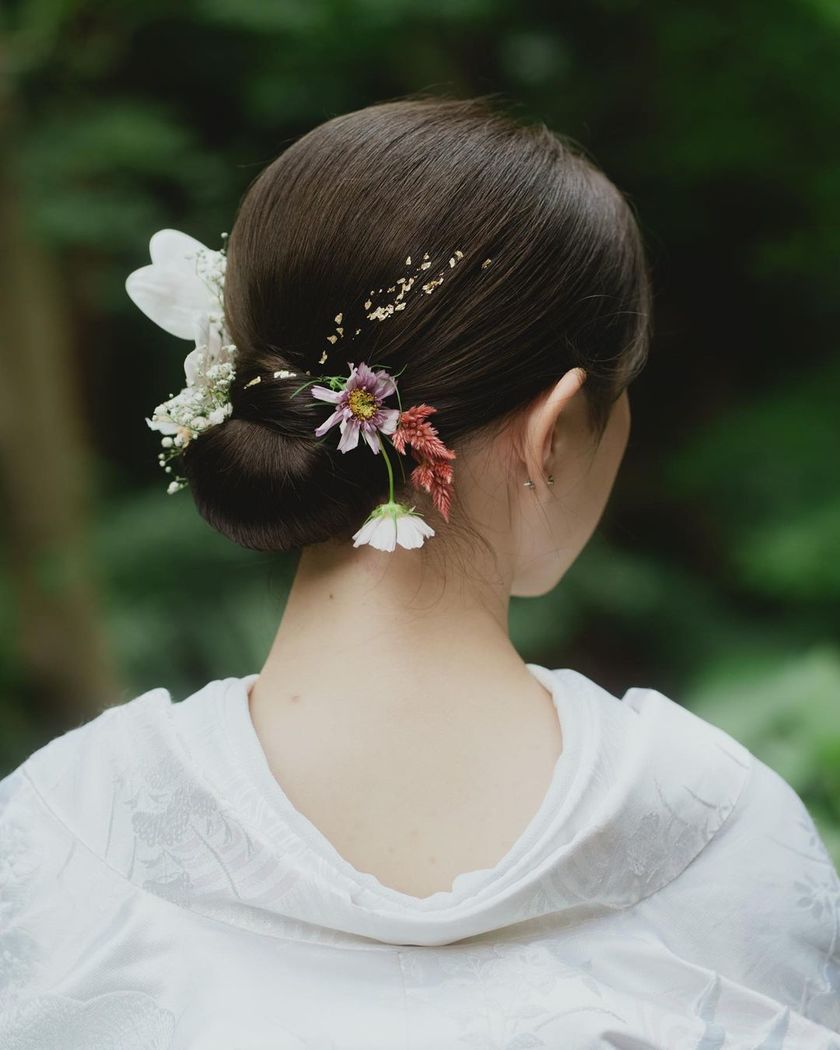 【画像50枚以上】ヘアメイクアーティストKyokoさんが作る♡「和装×生花×シニヨン」ヘアカタログにて紹介している画像