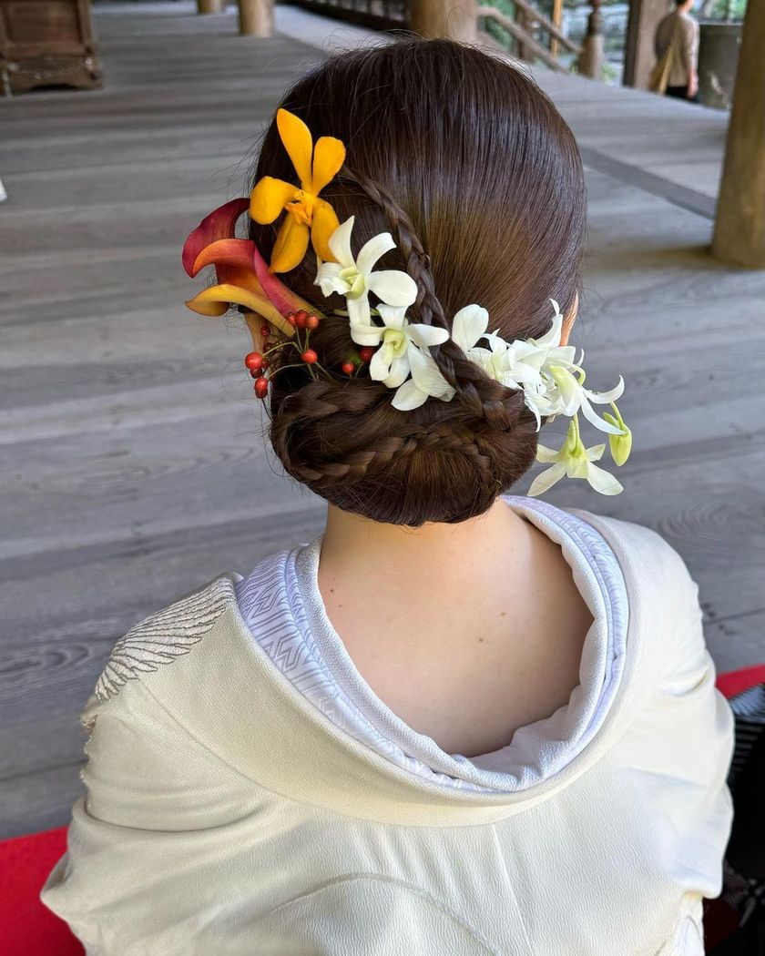 【画像50枚以上】ヘアメイクアーティストKyokoさんが作る♡「和装×生花×シニヨン」ヘアカタログにて紹介している画像