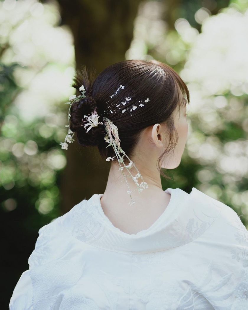 【画像50枚以上】ヘアメイクアーティストKyokoさんが作る♡「和装×生花×シニヨン」ヘアカタログにて紹介している画像