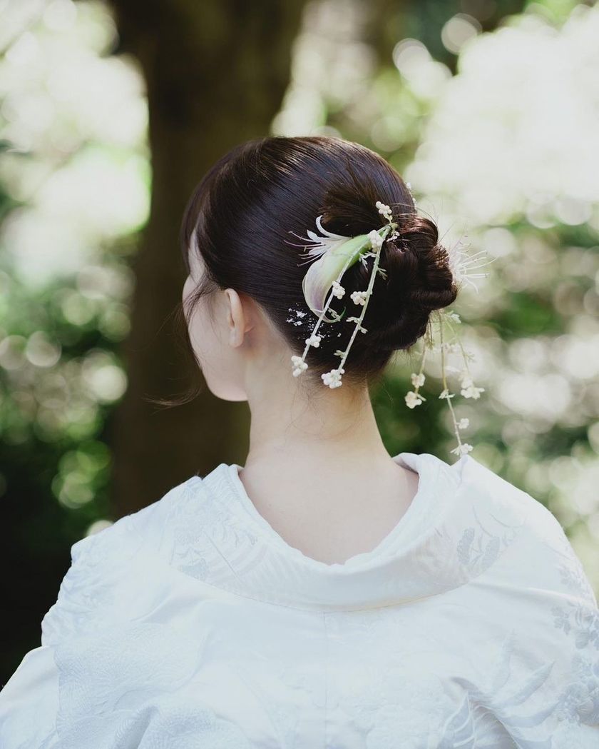 【画像50枚以上】ヘアメイクアーティストKyokoさんが作る♡「和装×生花×シニヨン」ヘアカタログにて紹介している画像