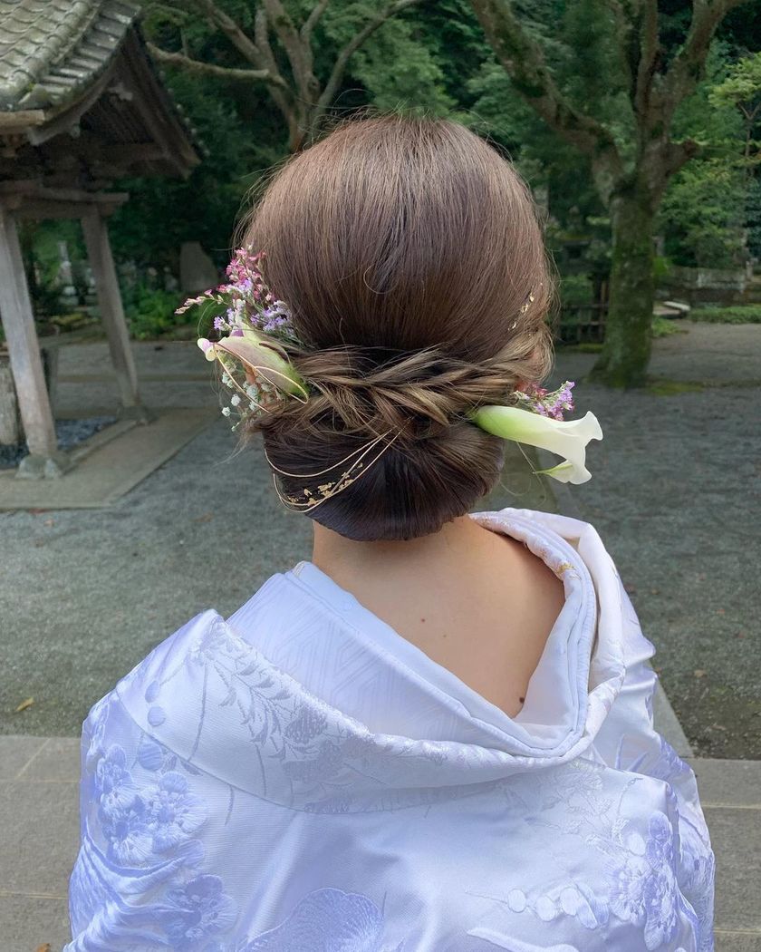 【画像50枚以上】ヘアメイクアーティストKyokoさんが作る♡「和装×生花×シニヨン」ヘアカタログにて紹介している画像
