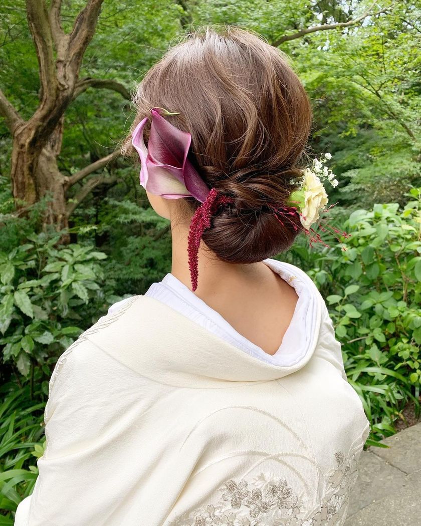 【画像50枚以上】ヘアメイクアーティストKyokoさんが作る♡「和装×生花×シニヨン」ヘアカタログにて紹介している画像