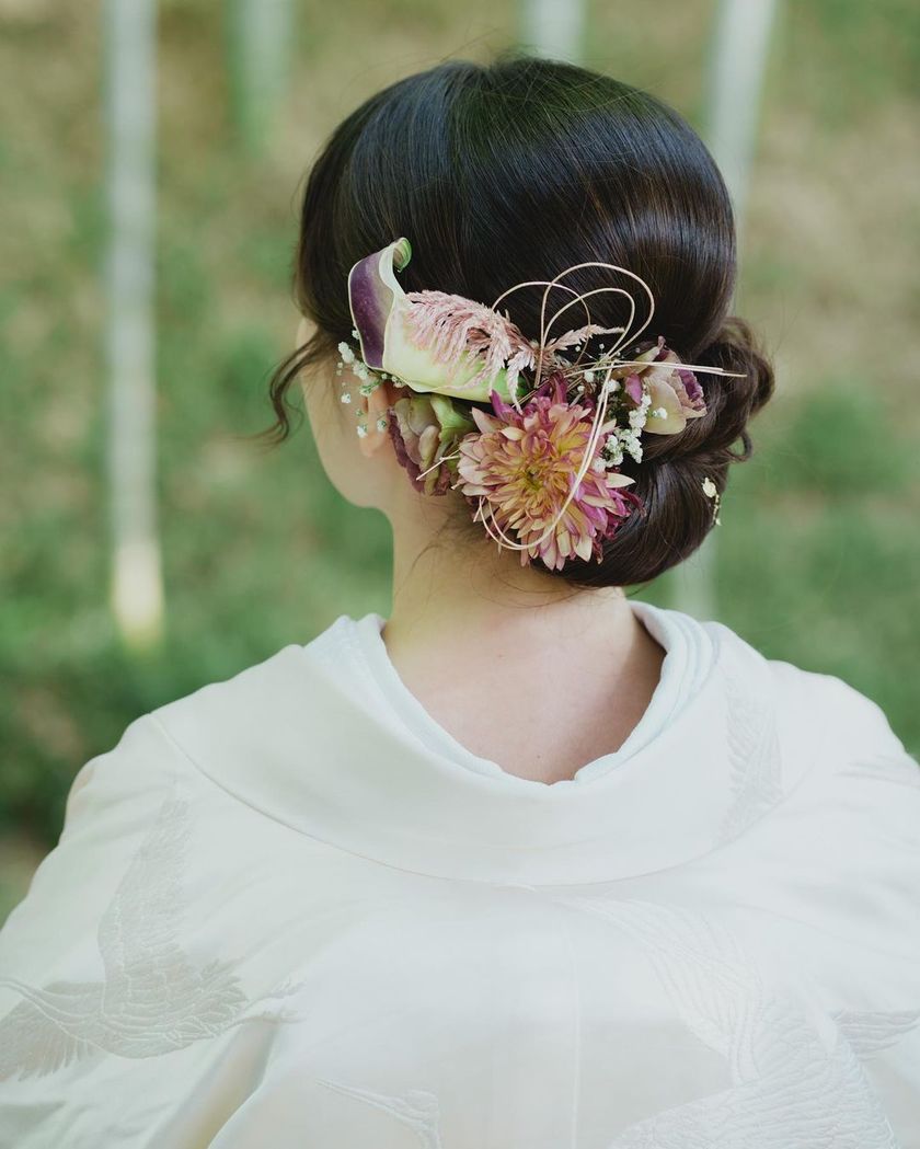 【画像50枚以上】ヘアメイクアーティストKyokoさんが作る♡「和装×生花×シニヨン」ヘアカタログにて紹介している画像