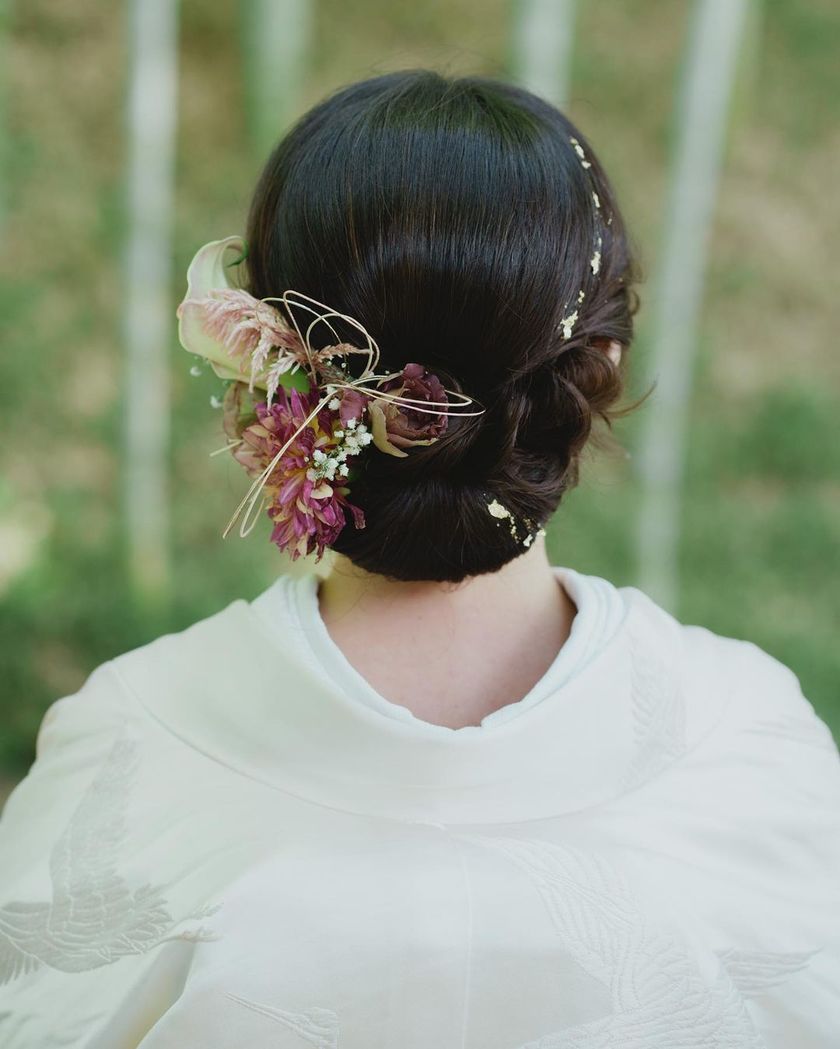 【画像50枚以上】ヘアメイクアーティストKyokoさんが作る♡「和装×生花×シニヨン」ヘアカタログにて紹介している画像