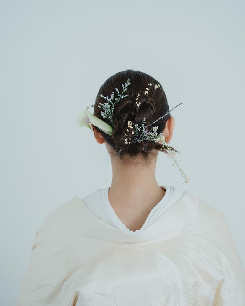 【画像50枚以上】ヘアメイクアーティストKyokoさんが作る♡「和装×生花×シニヨン」ヘアカタログにて紹介している画像