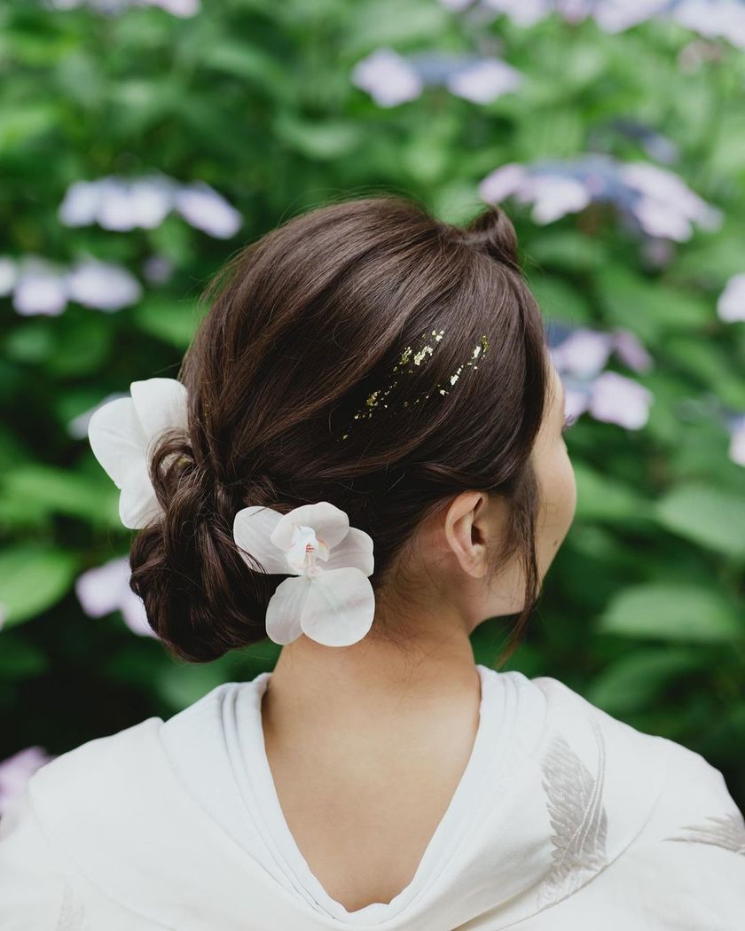 【画像50枚以上】ヘアメイクアーティストKyokoさんが作る♡「和装×生花×シニヨン」ヘアカタログにて紹介している画像