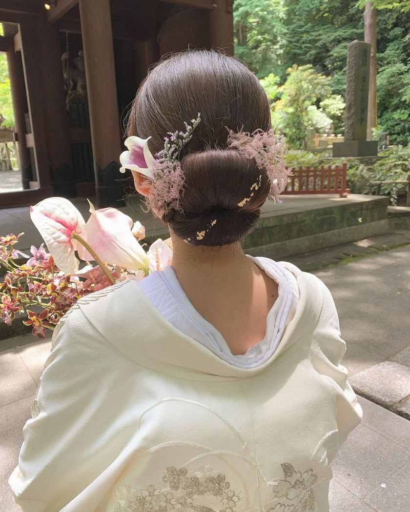 【画像50枚以上】ヘアメイクアーティストKyokoさんが作る♡「和装×生花×シニヨン」ヘアカタログにて紹介している画像