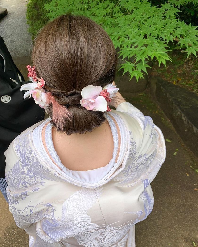 【画像50枚以上】ヘアメイクアーティストKyokoさんが作る♡「和装×生花×シニヨン」ヘアカタログにて紹介している画像