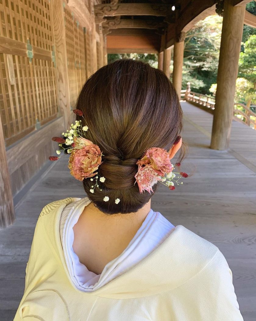【画像50枚以上】ヘアメイクアーティストKyokoさんが作る♡「和装×生花×シニヨン」ヘアカタログにて紹介している画像