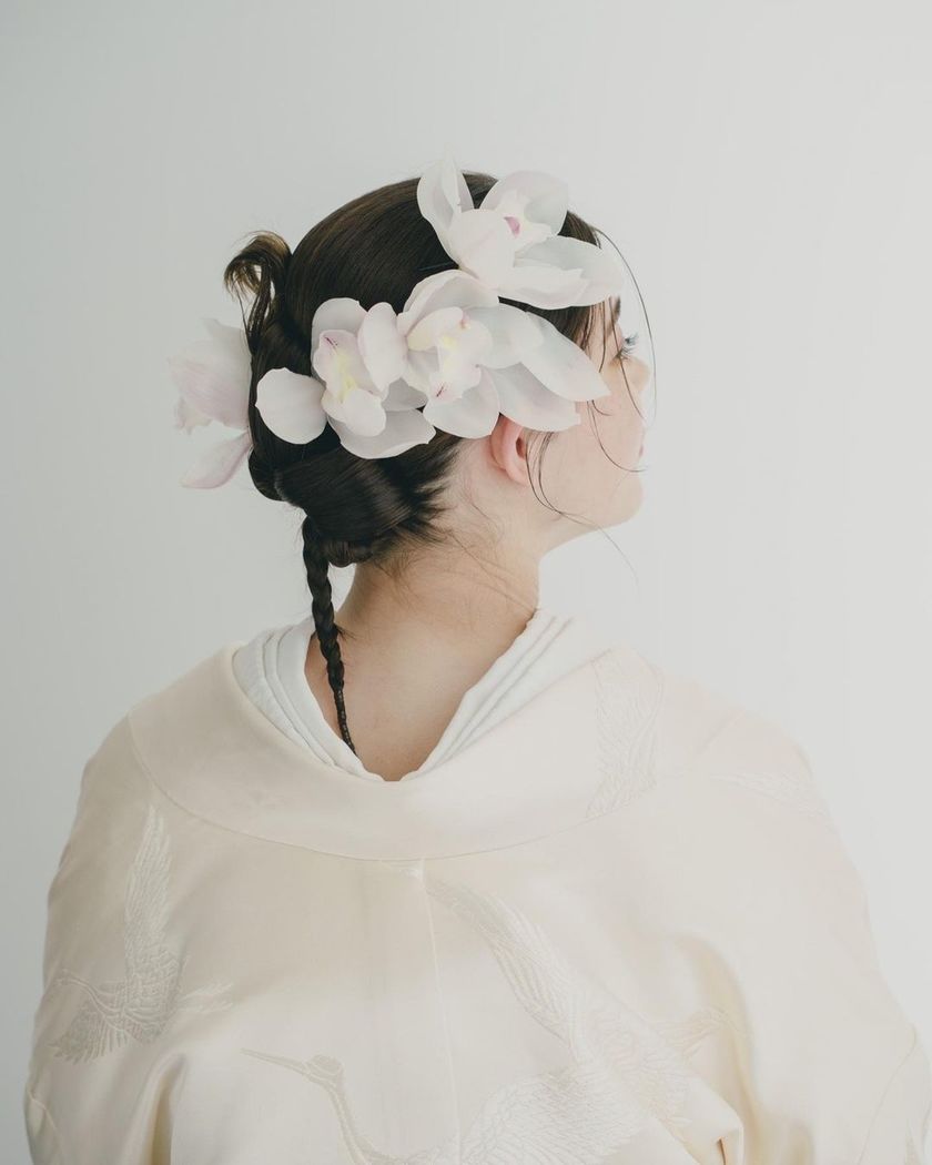 【画像50枚以上】ヘアメイクアーティストKyokoさんが作る♡「和装×生花×シニヨン」ヘアカタログにて紹介している画像