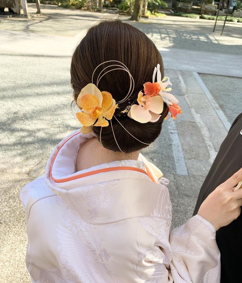 【画像50枚以上】ヘアメイクアーティストKyokoさんが作る♡「和装×生花×シニヨン」ヘアカタログにて紹介している画像