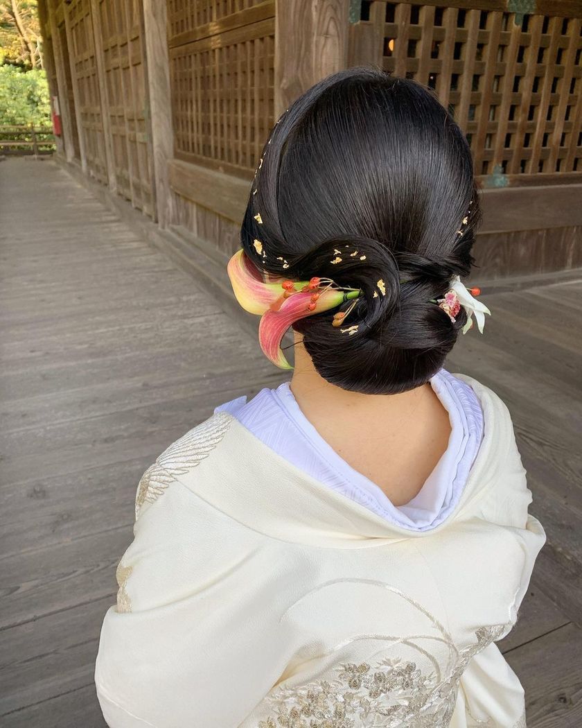 【画像50枚以上】ヘアメイクアーティストKyokoさんが作る♡「和装×生花×シニヨン」ヘアカタログにて紹介している画像