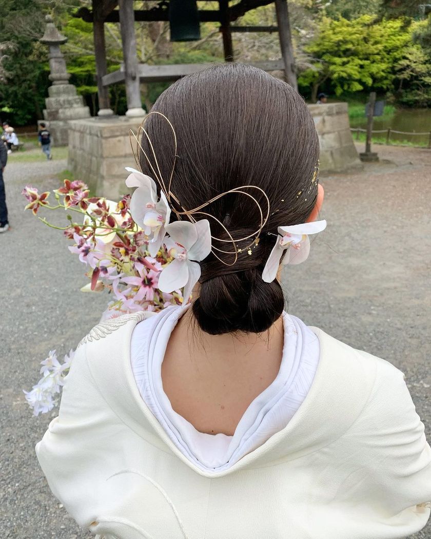 【画像50枚以上】ヘアメイクアーティストKyokoさんが作る♡「和装×生花×シニヨン」ヘアカタログにて紹介している画像