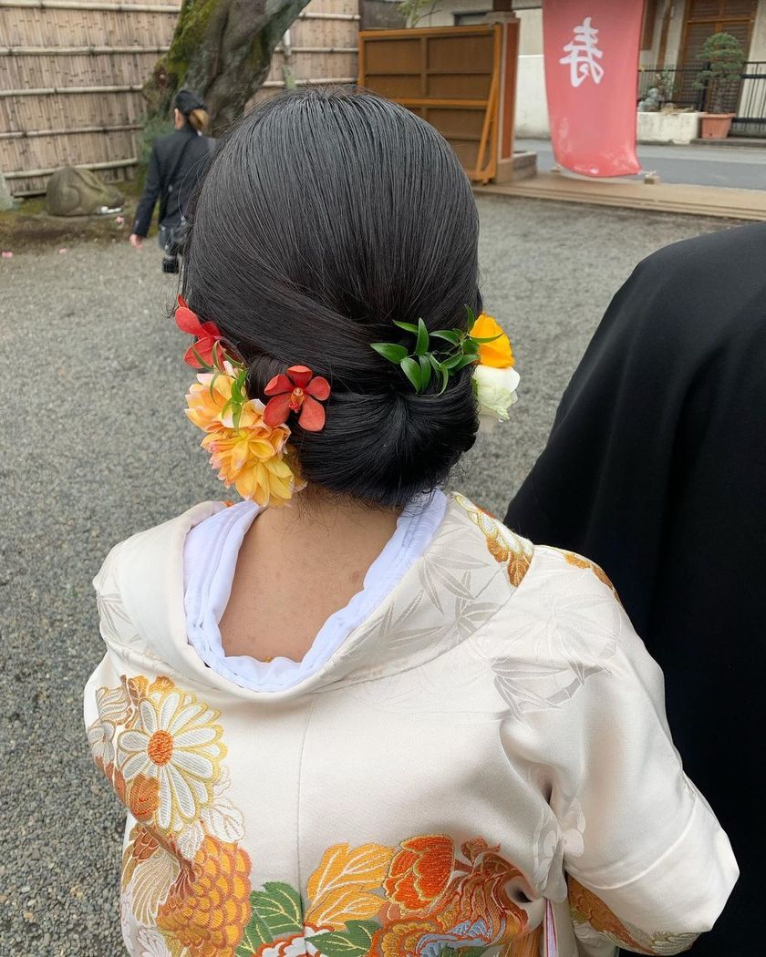 【画像50枚以上】ヘアメイクアーティストKyokoさんが作る♡「和装×生花×シニヨン」ヘアカタログにて紹介している画像