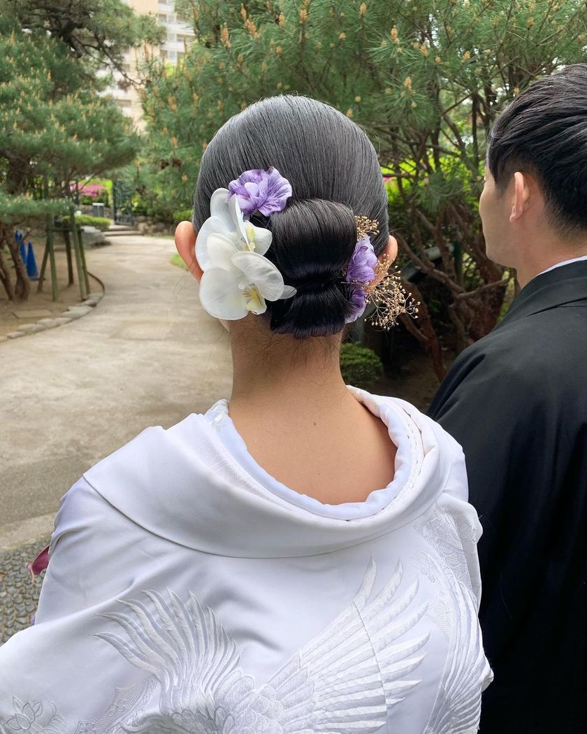 【画像50枚以上】ヘアメイクアーティストKyokoさんが作る♡「和装×生花×シニヨン」ヘアカタログにて紹介している画像