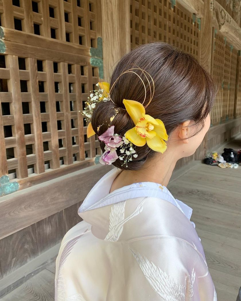 【画像50枚以上】ヘアメイクアーティストKyokoさんが作る♡「和装×生花×シニヨン」ヘアカタログにて紹介している画像