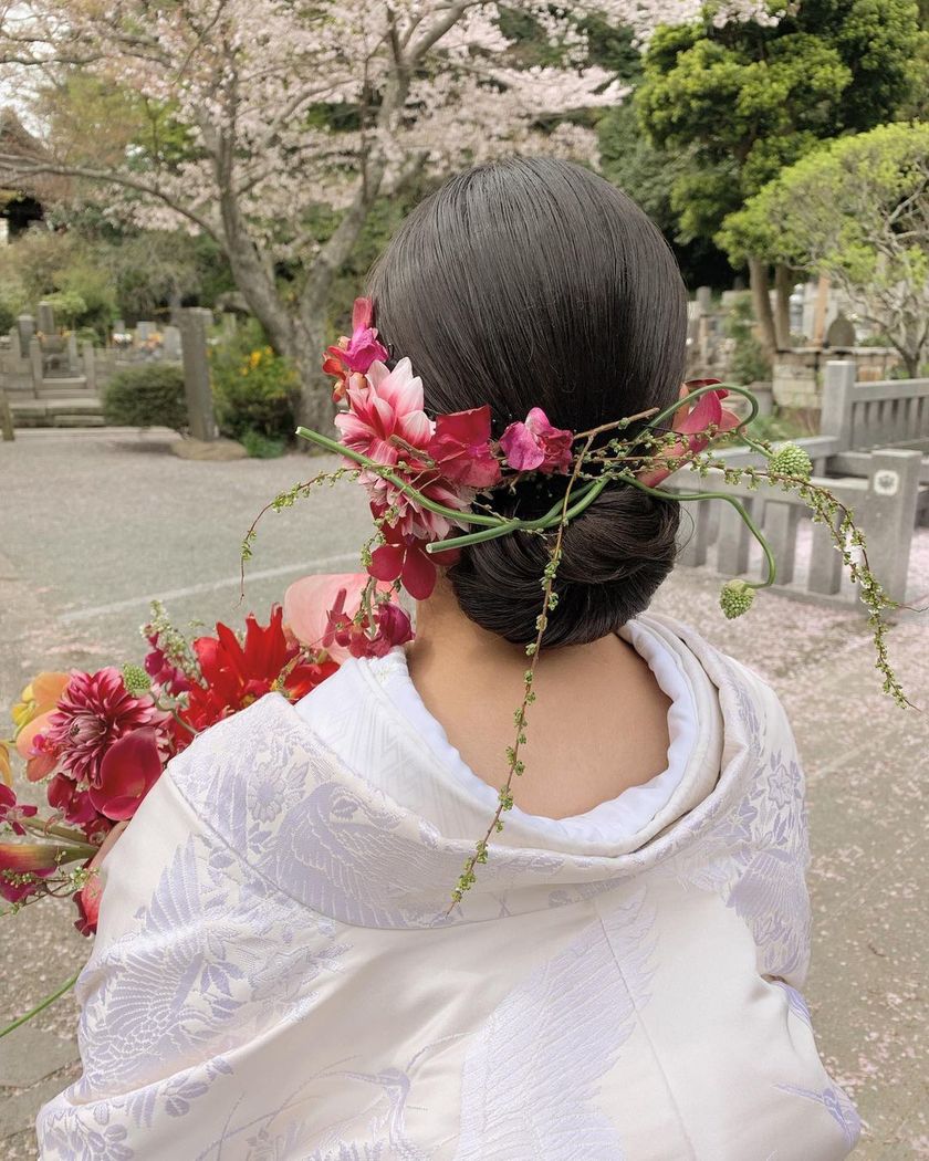 【画像50枚以上】ヘアメイクアーティストKyokoさんが作る♡「和装×生花×シニヨン」ヘアカタログにて紹介している画像