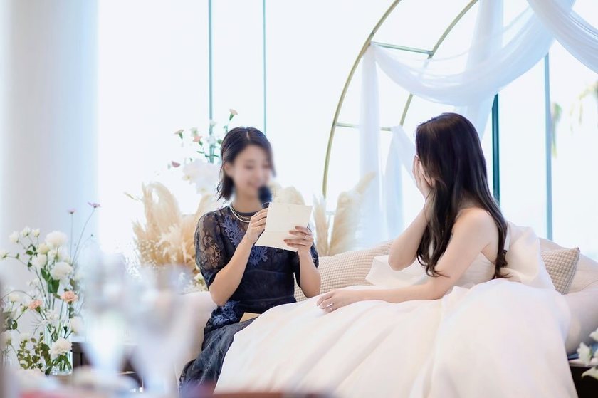 友人スピーチのとき！お友達に高砂に来てもらって隣に座って読んでもらうアイデアに拍手👏にて紹介している画像