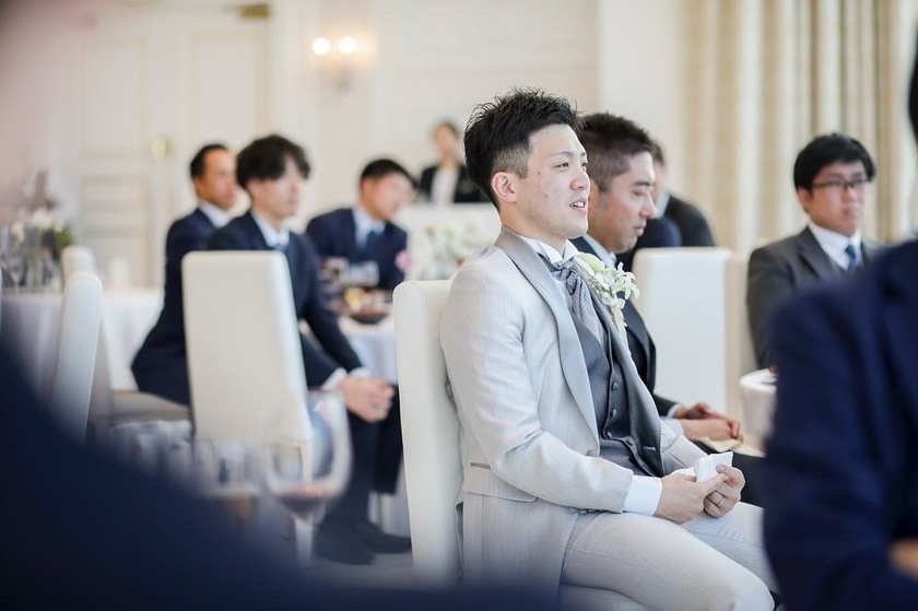 友人スピーチのとき！お友達に高砂に来てもらって隣に座って読んでもらうアイデアに拍手👏にて紹介している画像