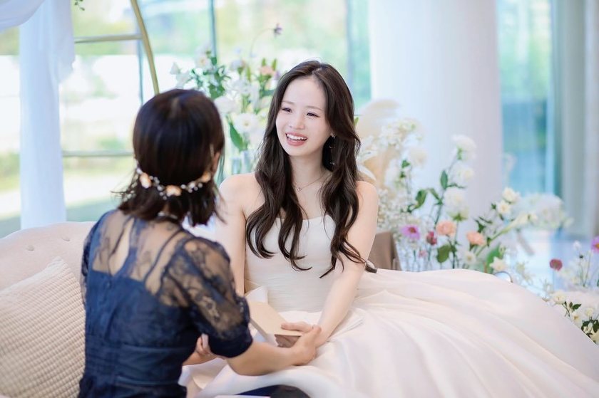 友人スピーチのとき！お友達に高砂に来てもらって隣に座って読んでもらうアイデアに拍手👏にて紹介している画像