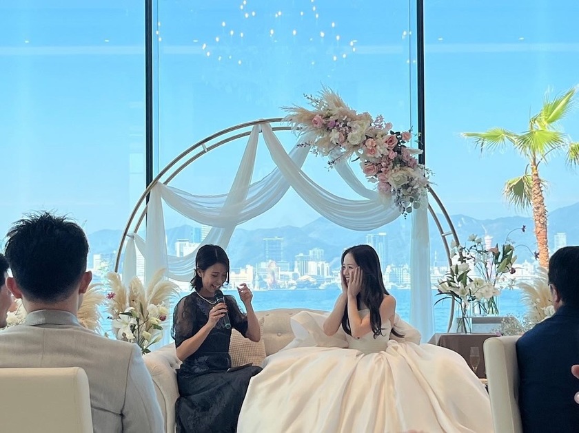 友人スピーチのとき！お友達に高砂に来てもらって隣に座って読んでもらうアイデアに拍手👏にて紹介している画像