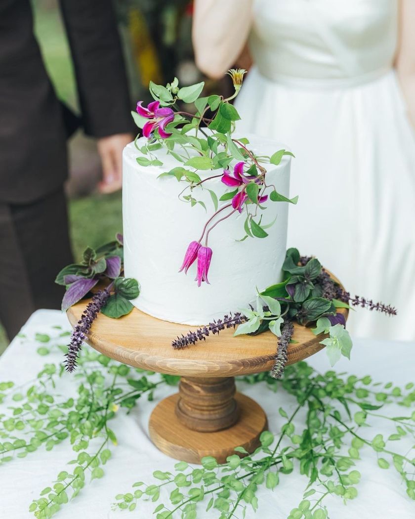 【2024年】参考にしてください♡おしゃれで可愛いと思ったウェディングケーキ18選🎂にて紹介している画像