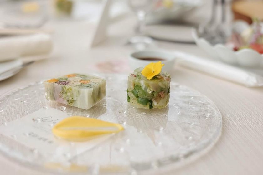 Guests will be surprised 😳 A hidden place card message underneath the glass plate (it's visible!) surprise 🍽️にて紹介している画像