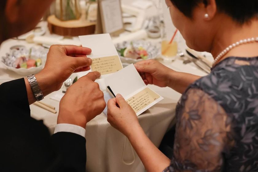 Guests will be surprised 😳 A hidden place card message underneath the glass plate (it's visible!) surprise 🍽️にて紹介している画像