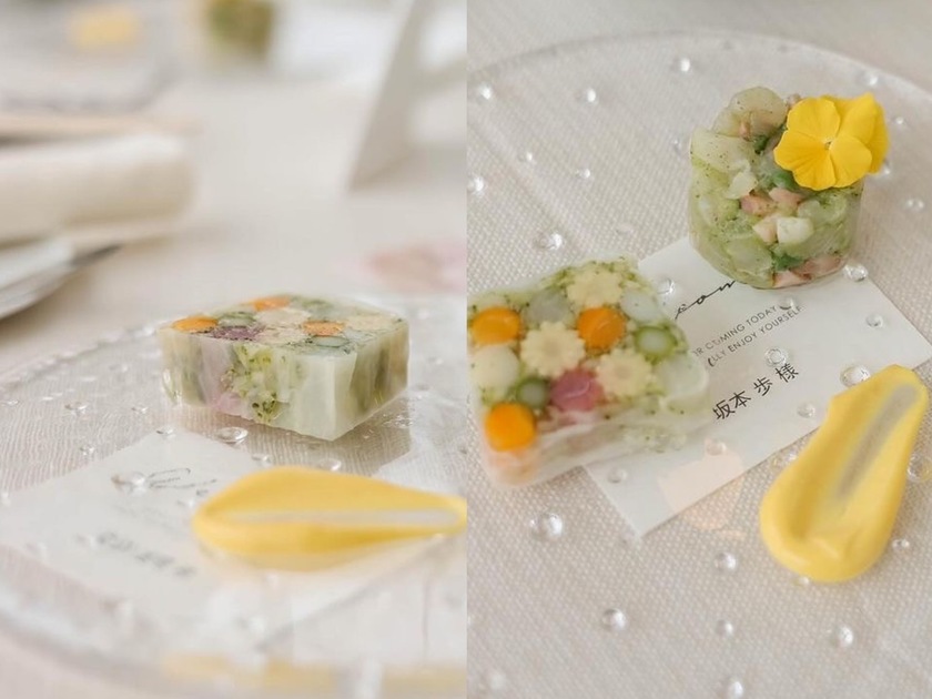 Guests will be surprised 😳 A hidden place card message underneath the glass plate (it's visible!) surprise 🍽️にて紹介している画像