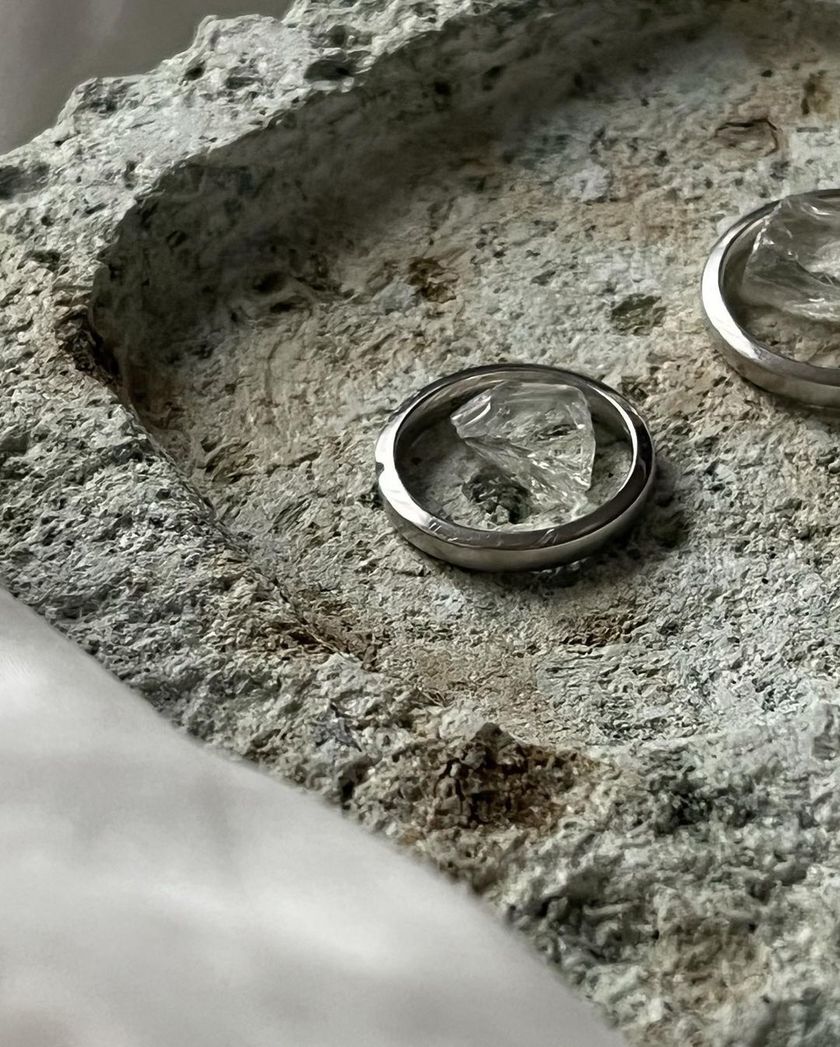 プレーンでおしゃれ。素材選びが重要な、シンプルデザインのリングピローデザインまとめ💍にて紹介している画像