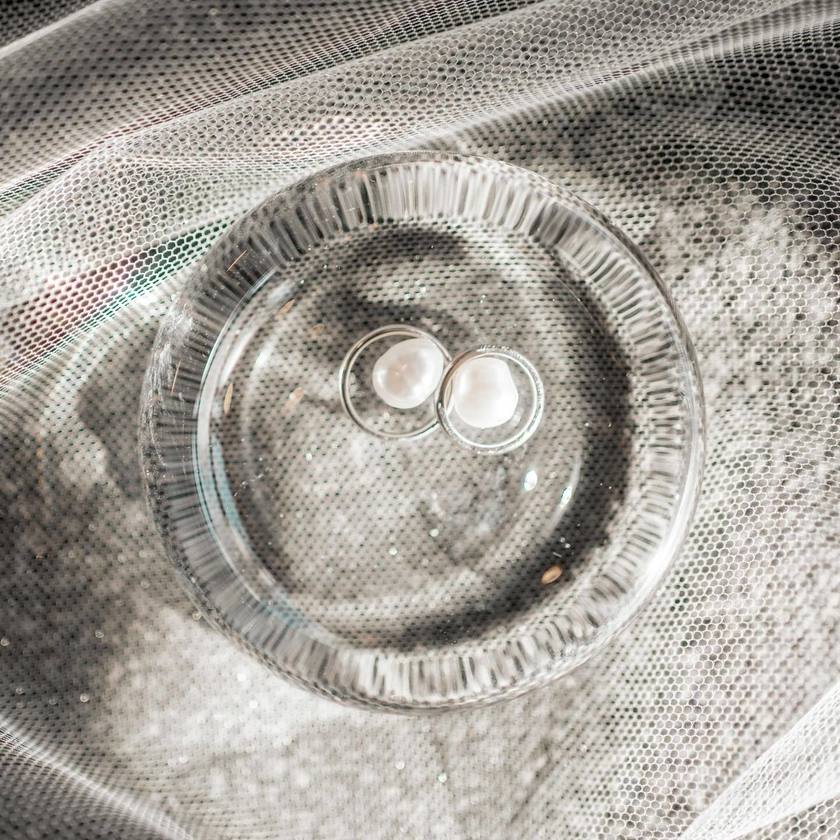 プレーンでおしゃれ。素材選びが重要な、シンプルデザインのリングピローデザインまとめ💍にて紹介している画像