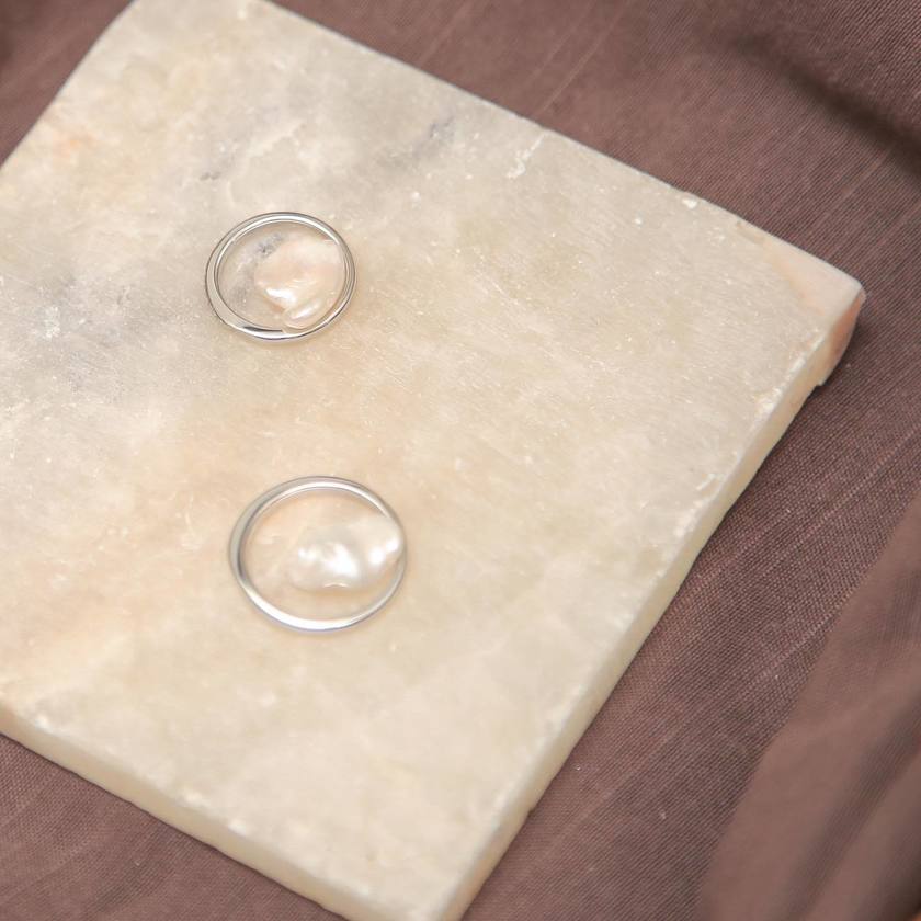 プレーンでおしゃれ。素材選びが重要な、シンプルデザインのリングピローデザインまとめ💍にて紹介している画像