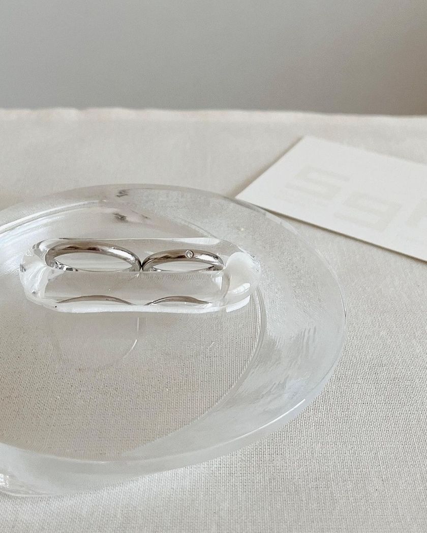 プレーンでおしゃれ。素材選びが重要な、シンプルデザインのリングピローデザインまとめ💍にて紹介している画像