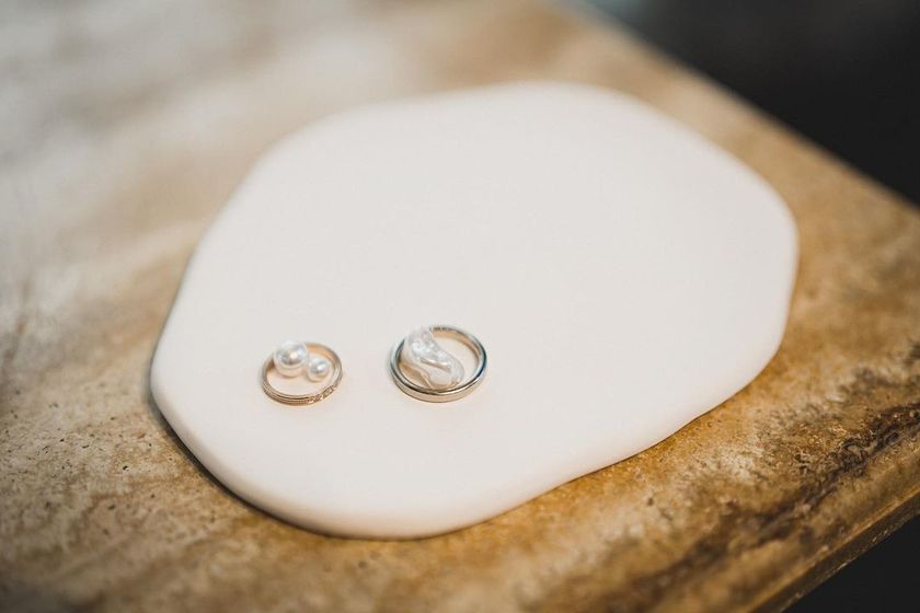 プレーンでおしゃれ。素材選びが重要な、シンプルデザインのリングピローデザインまとめ💍にて紹介している画像