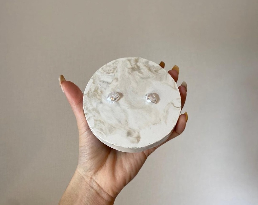 プレーンでおしゃれ。素材選びが重要な、シンプルデザインのリングピローデザインまとめ💍にて紹介している画像