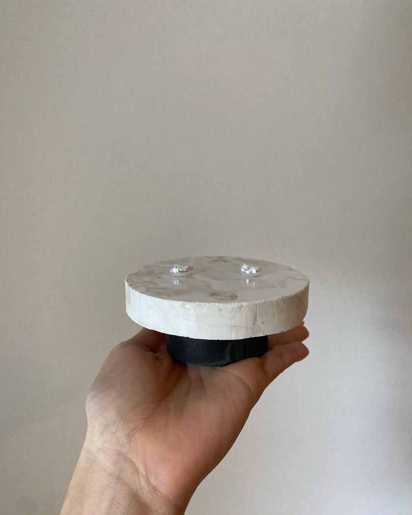 プレーンでおしゃれ。素材選びが重要な、シンプルデザインのリングピローデザインまとめ💍にて紹介している画像