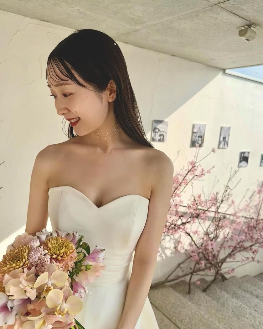 A special feature on cute bridal hairstyles with tiny pearls that are as small as bubbles 🫧🤍にて紹介している画像